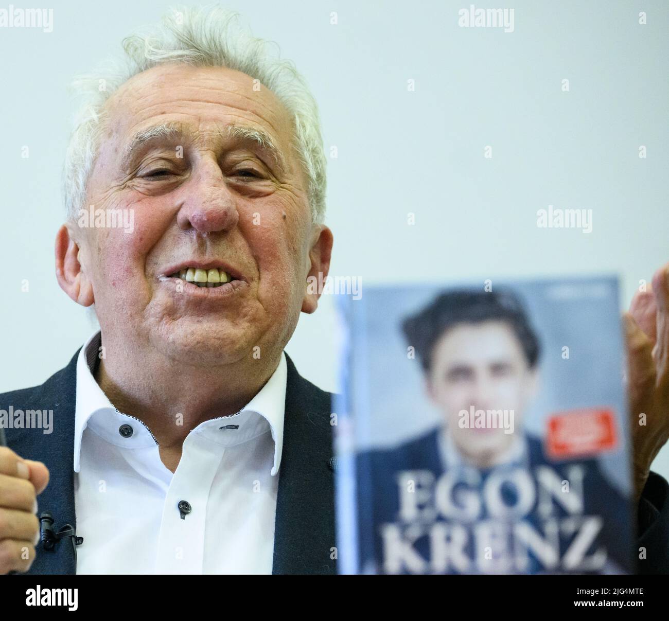 Berlin, Deutschland. 07.. Juli 2022. Egon Krenz, ehemaliger DDR-Staatschef, präsentiert den ersten Teil seiner Autobiographie bei einer Buchpremiere. Als Nachfolger Honeckers war der langjährige SED-Politiker bis Anfang Dezember 1989 kurzzeitig Generalsekretär des SED-Zentralkomitees, Vorsitzender des Staatsrats und Vorsitzender des Nationalen Verteidigungsrates der DDR. Im ersten Teil seiner Biographie mit dem Titel 'Aufbruch und Aufstieg' beschäftigt er sich mit der Zeit zwischen seiner Geburt 1937 und dem Jahr 1973. Quelle: Bernd von Jutrczenka/dpa/Alamy Live News Stockfoto