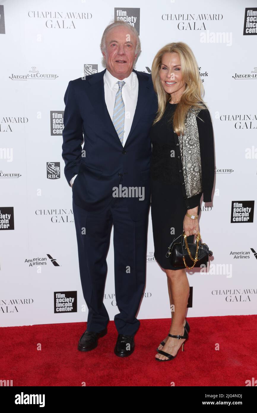 Der Schauspieler James Caan (L) und Linda Stokes nehmen am April an der jährlichen Chaplin Award Gala 41. in der Avery Fisher Hall im Lincoln Center for the Performing Arts Teil Stockfoto