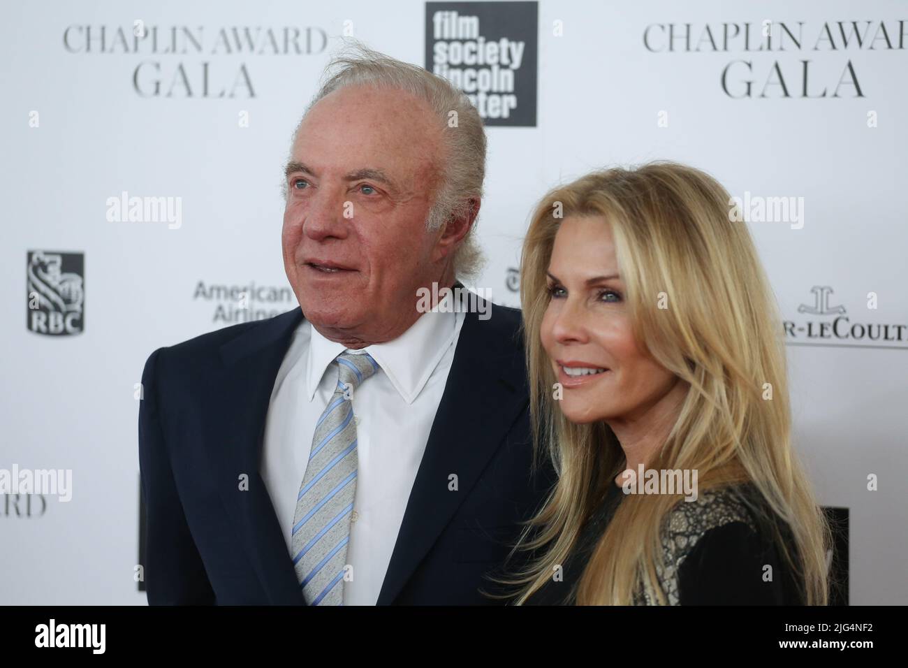 Der Schauspieler James Caan (L) und Linda Stokes nehmen am April an der jährlichen Chaplin Award Gala 41. in der Avery Fisher Hall im Lincoln Center for the Performing Arts Teil Stockfoto