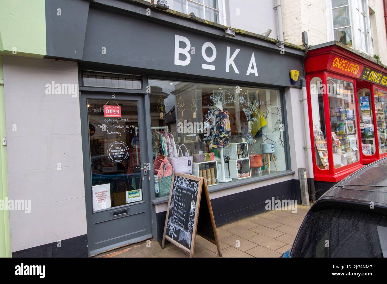 CREDITON, DEVON, Großbritannien - 6. APRIL 2022 Boka Fashion Store auf der High Street Stockfoto