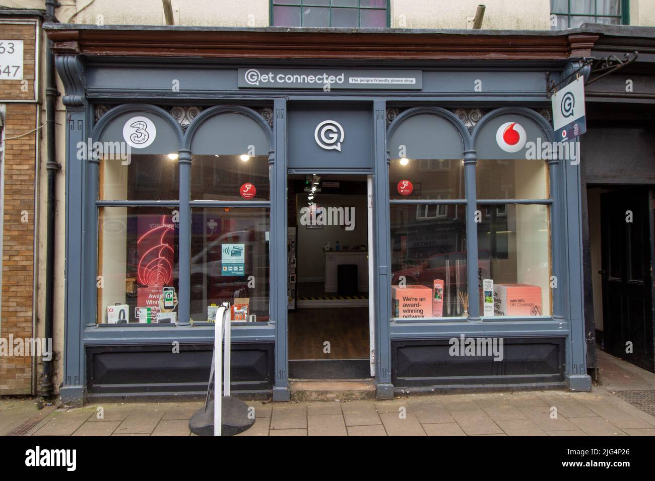 CREDITON, DEVON, UK - 6. APRIL 2022 Get connected phone Shop on the High Street Stockfoto