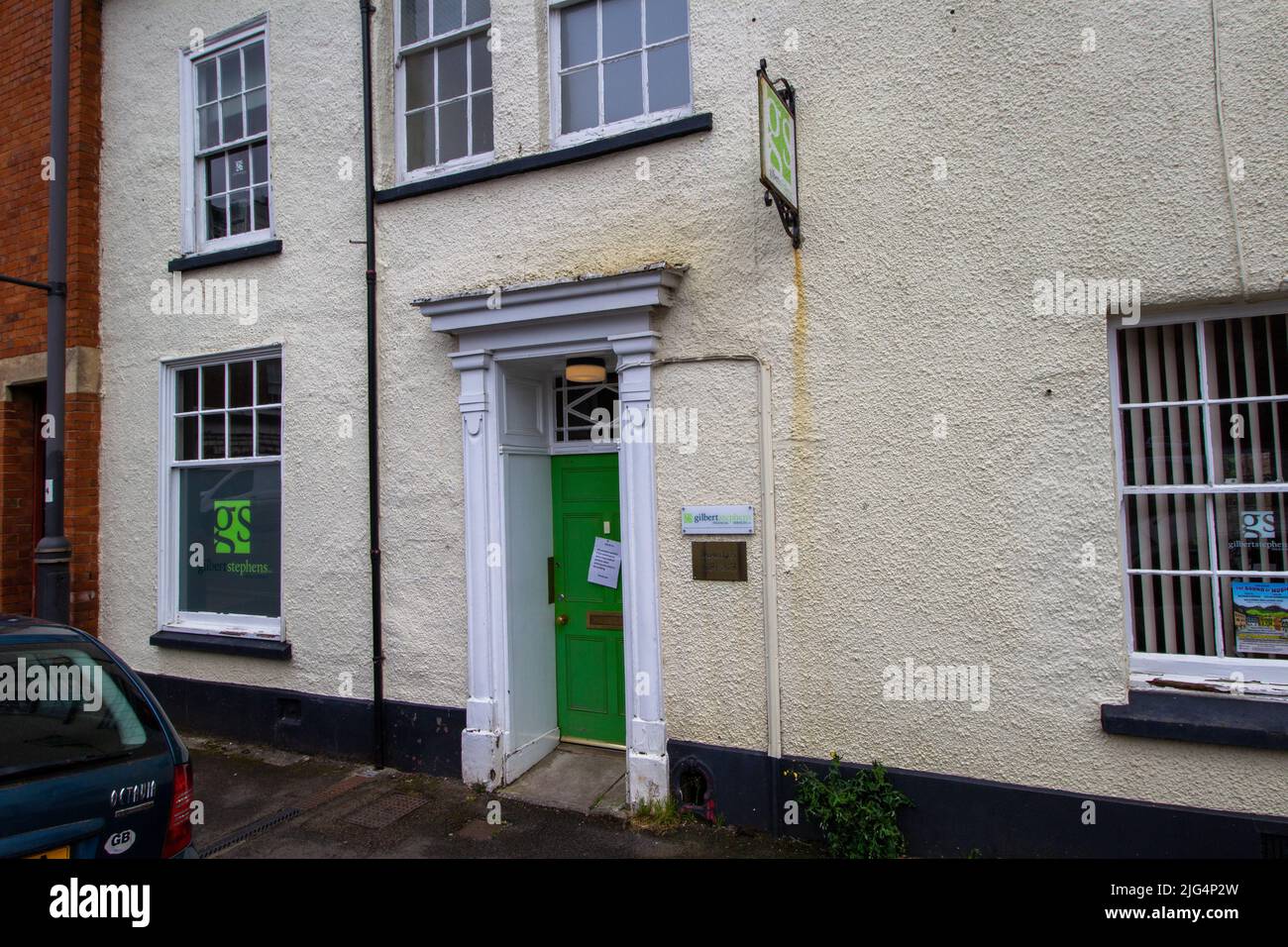 CREDITON, DEVON, Großbritannien - 6. APRIL 2022 Gilbert Stephens Financial Services ltd auf der Market Street Stockfoto