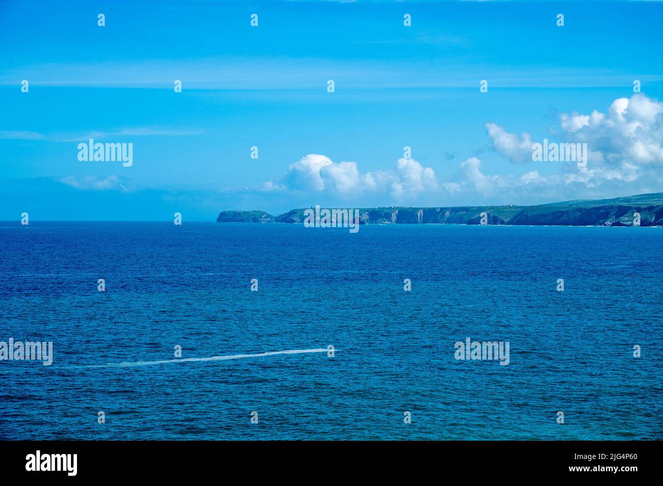 Der Blick nach Nordwesten entlang der Küste von Port Isaac, Cornwall, Großbritannien in Richtung Tintagel. Stockfoto