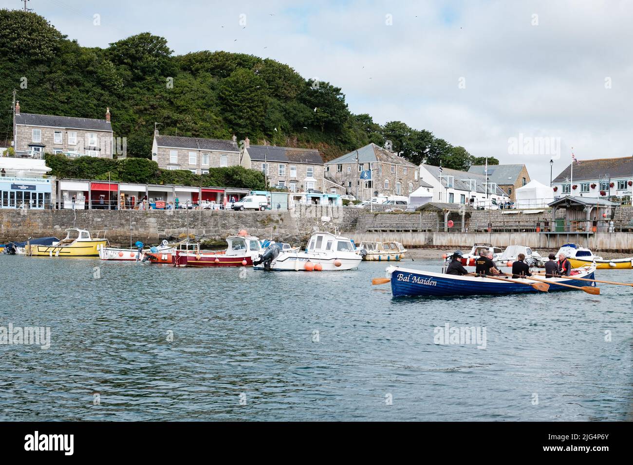 Bal Maiden Pilot Gig verlässt Porthleven, Cornwall, zu einem Trainingslauf Stockfoto