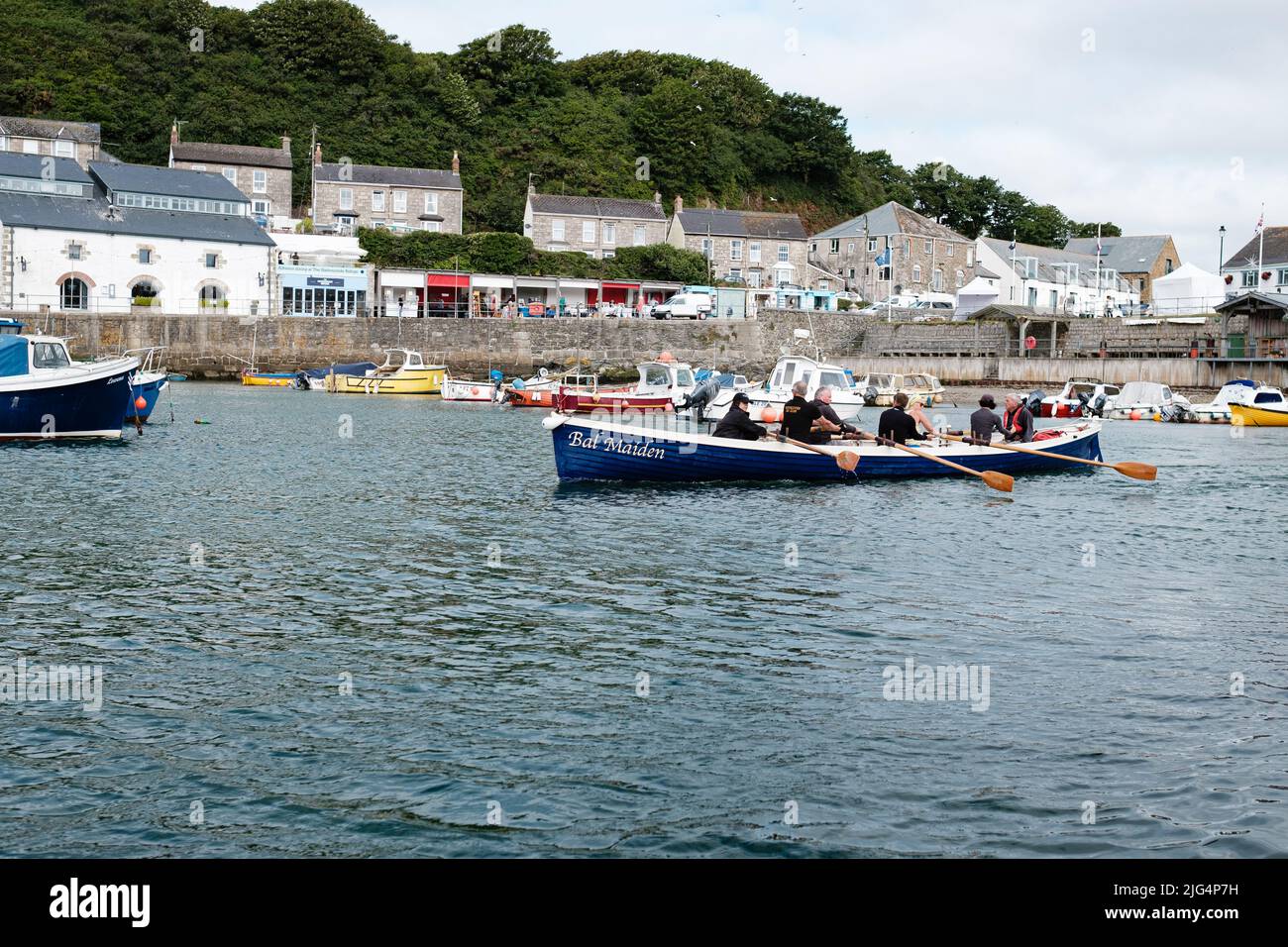 Bal Maiden Pilot Gig verlässt Porthleven, Cornwall, zu einem Trainingslauf Stockfoto