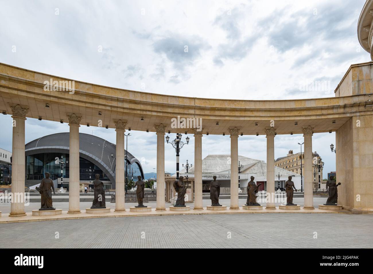 Skopje, Nordmakedonien - Juli 2022: Statuen auf dem Platz der Mutter Theresa im Zentrum der nordmakedonischen Hauptstadt Skopje Stockfoto