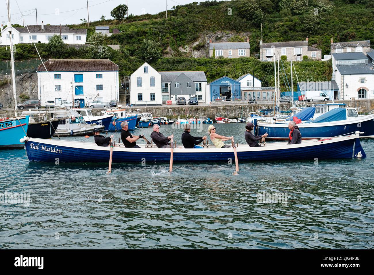 Bal Maiden Pilot Gig verlässt Porthleven, Cornwall, zu einem Trainingslauf Stockfoto