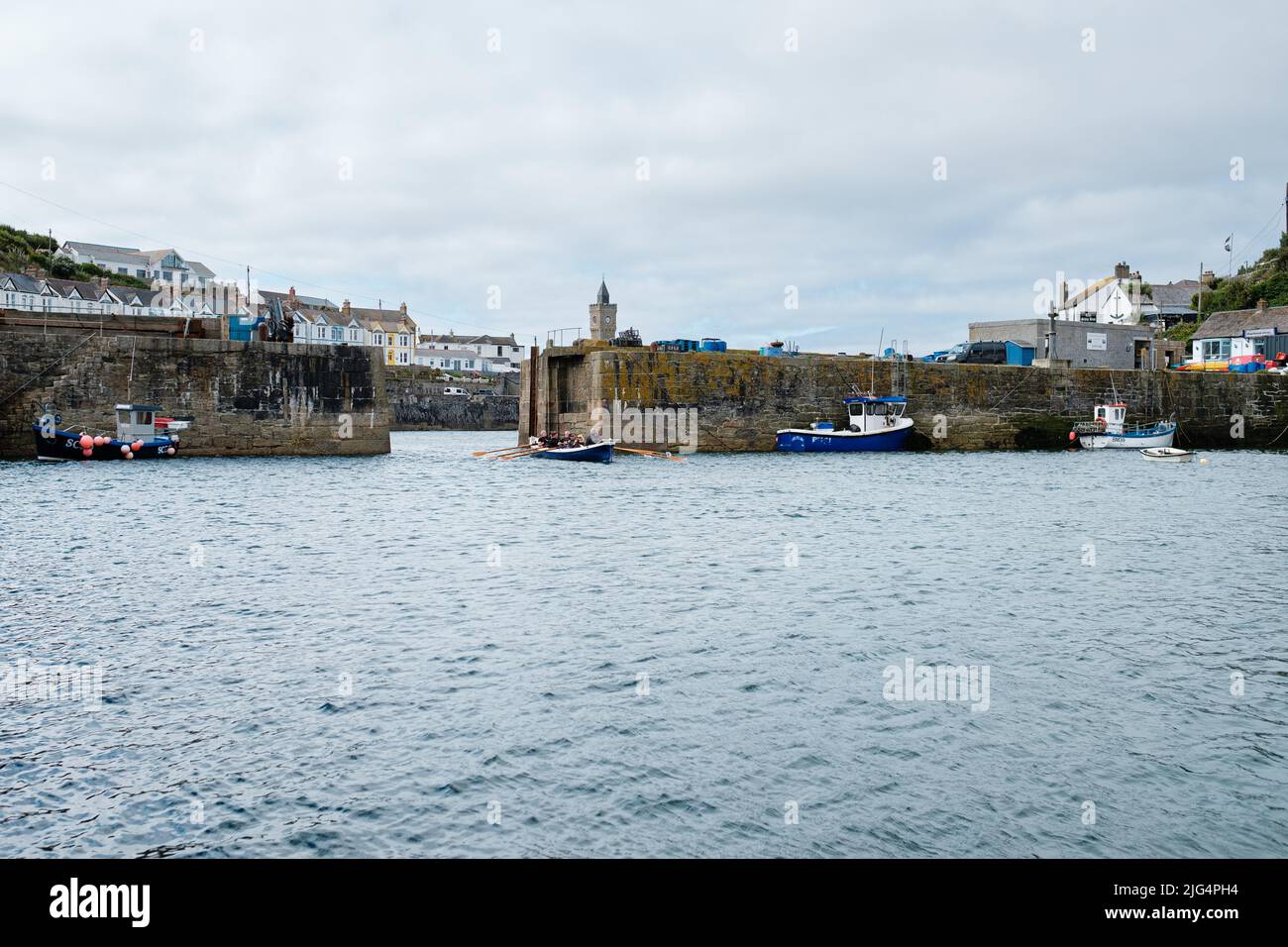 Bal Maiden Pilot Gig verlässt Porthleven, Cornwall, zu einem Trainingslauf Stockfoto