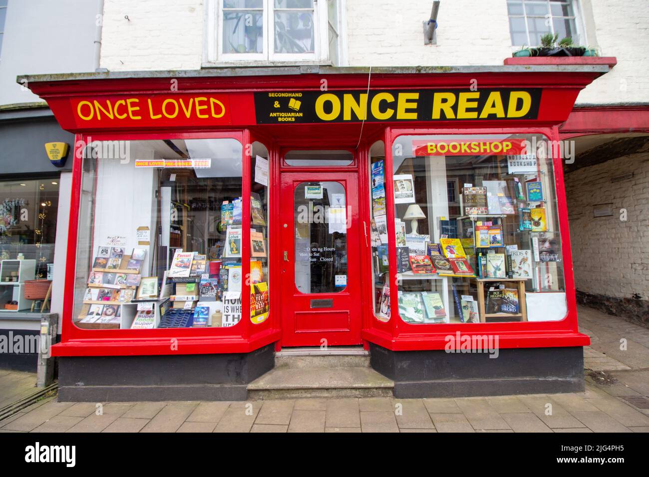 CREDITON, DEVON, Großbritannien - 6. APRIL 2022 Once Loved, Once Read Used Book Store auf der High Street Stockfoto
