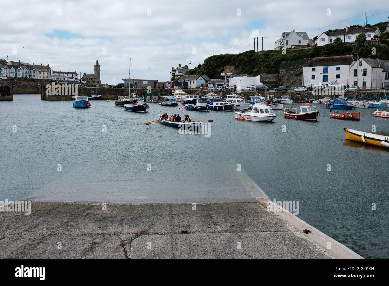 Bal Maiden Pilot Gig verlässt Porthleven, Cornwall, zu einem Trainingslauf Stockfoto