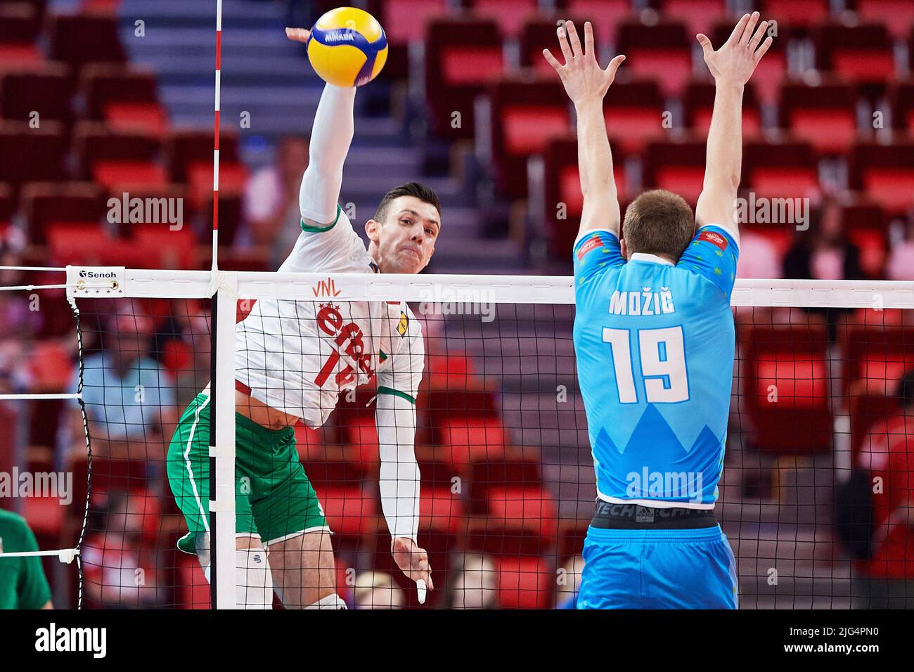 Danzig, Polen, 07. Juli 2022. Asparuh Asparuhov (L) aus Bulgarien und Rok Movic (R) aus Slowenien beim Spiel der Volleyball Nations League der Männer 2022 zwischen Bulgarien und Slowenien in Danzig, Polen, am 07. Juli 2022. Stockfoto