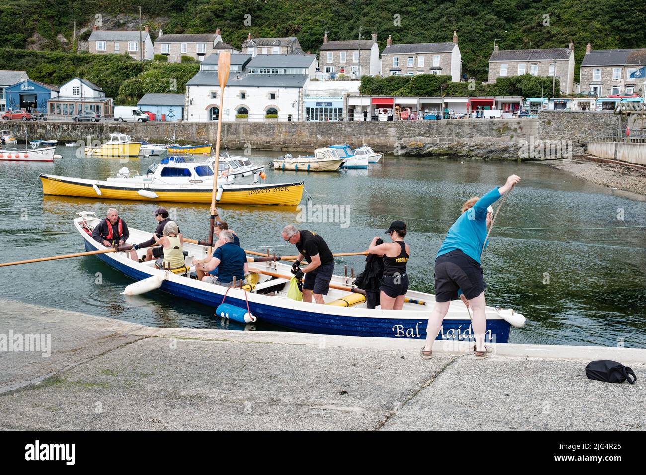 Bal Maiden Pilot Gig verlässt Porthleven, Cornwall, zu einem Trainingslauf Stockfoto