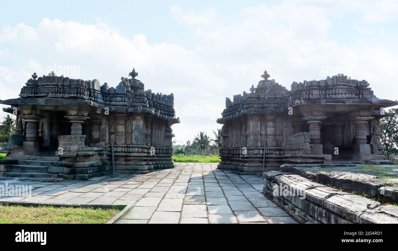 Rückansicht eines Paares fast identischer Hindu-Tempel Nageshvara-Chennakeshava-Tempel, Mosale, Hassan, Karnataka, Indien. Stockfoto