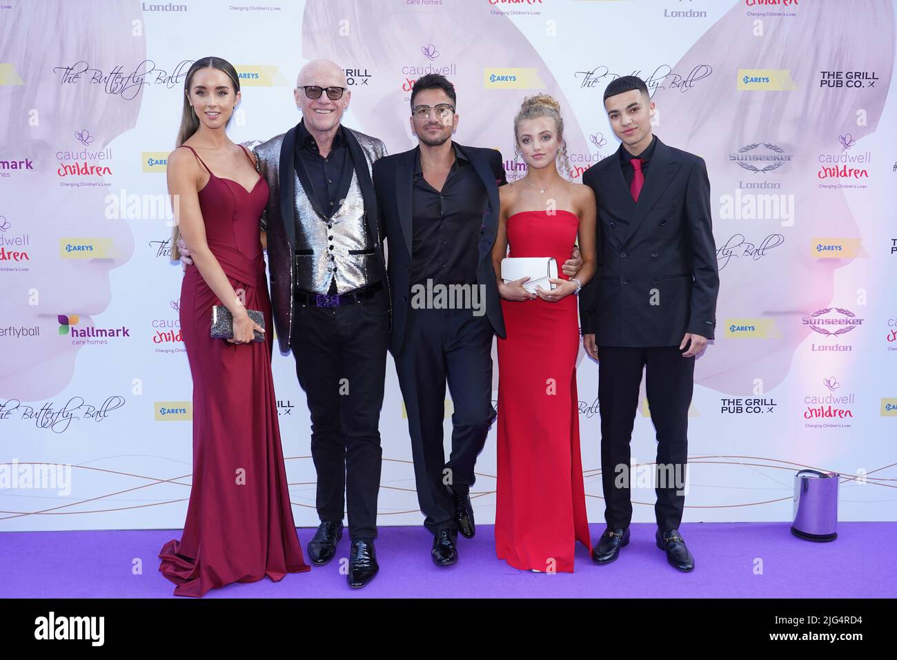 (Von links nach rechts) Emily Andre, John Caudwall, Peter Andre, Princess Andre und Junior Andre kommen zur jährlichen Wohltätigkeitsveranstaltung Butterfly Ball im Londoner Hotel am Leicester Square im Zentrum von London. Bilddatum: Donnerstag, 7. Juli 2022. Stockfoto
