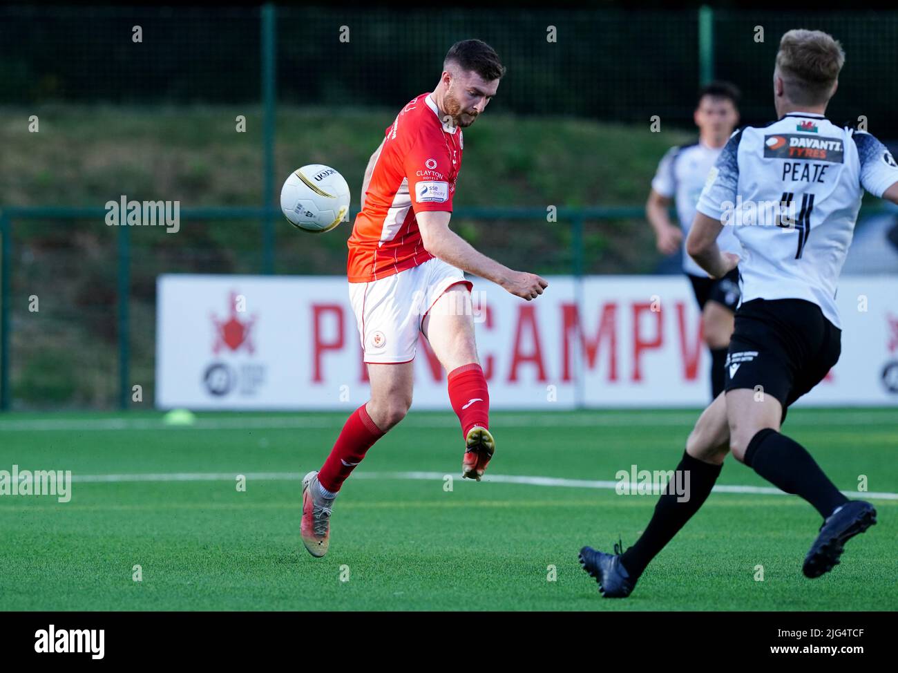 Aidan Keena von Sligo Rovers erzielt das Eröffnungstreffer während der ersten Qualifikationsrunde der UEFA Europa Conference League, dem ersten Beinspiel in Park Hall, Oswestry. Bilddatum: Donnerstag, 7. Juli 2022. Stockfoto