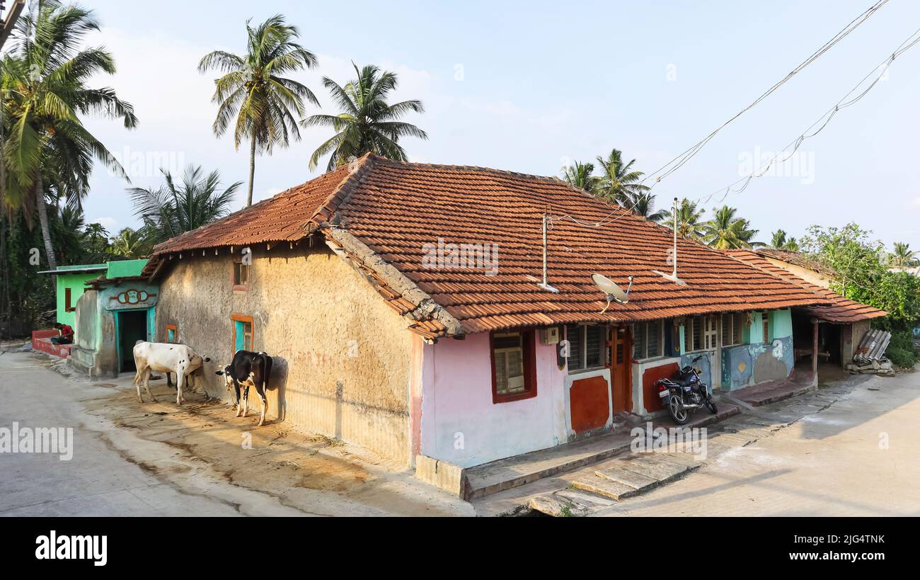 Altes Haus vor dem Nageshvara-Chennakeshava Tempel, Mosale, Hassan, Karnataka, Indien. Stockfoto