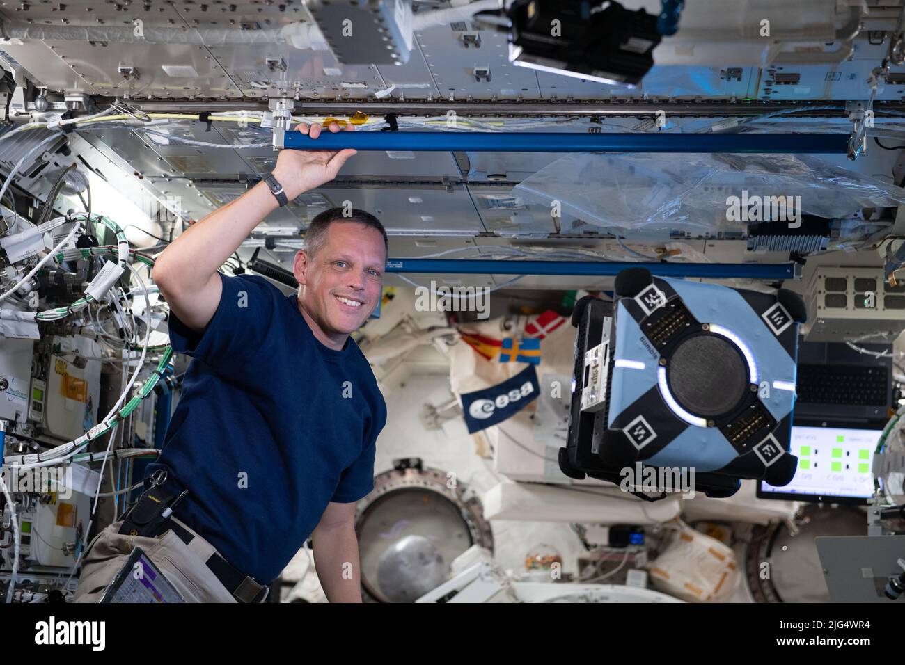 Der NASA Expedition 67-Flugingenieur Bob Hines überwacht einen Astrobee-Roboter-Freiflieger, der seine Fähigkeit testet, autonom im Kibo-Labormodul mithilfe von Smartphone-Technologie an Bord der Internationalen Raumstation zu navigieren und zu manövrieren, 24. Juni 2022 in Earth Orbit. Stockfoto