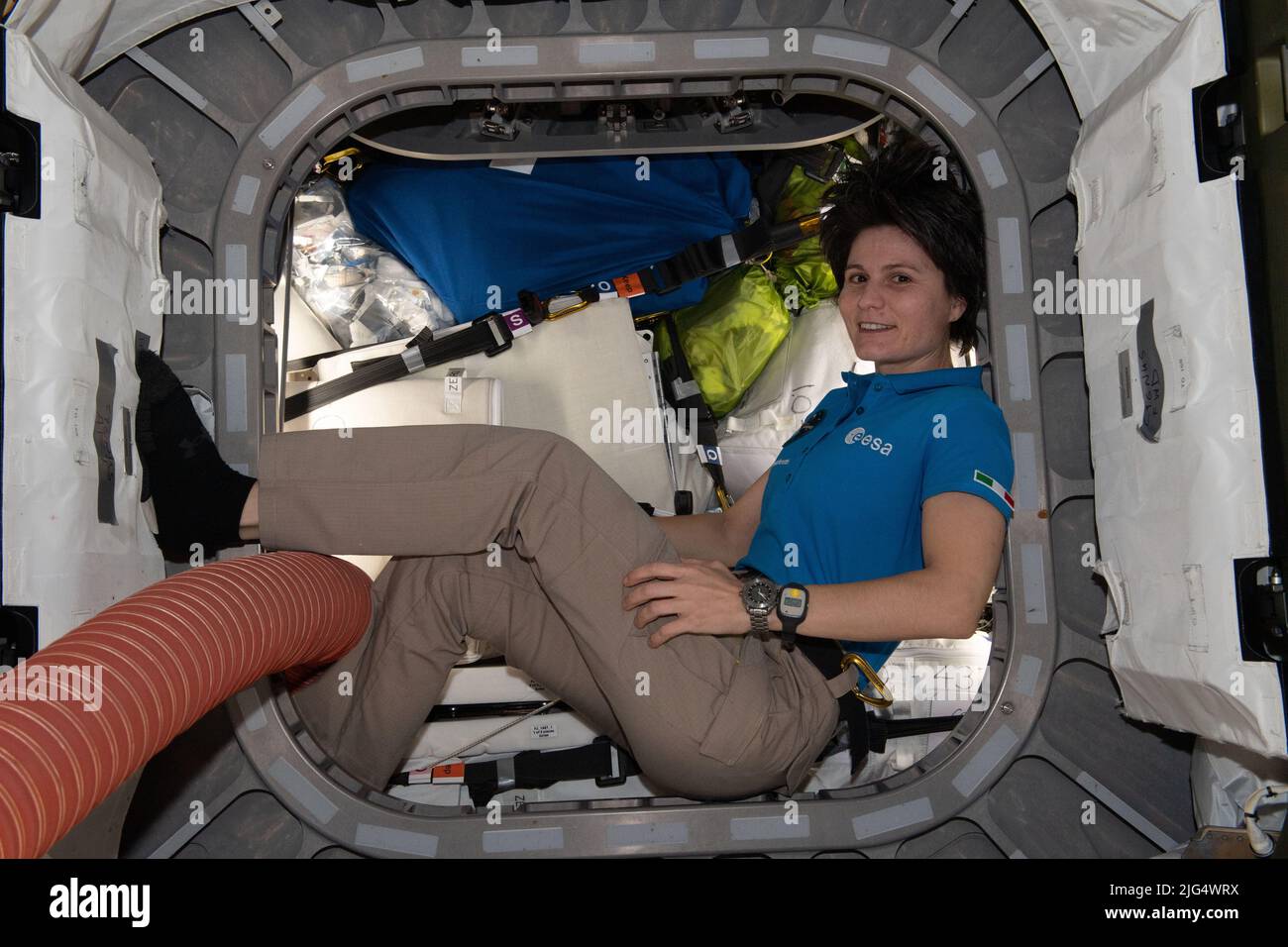 Internationale Raumstation-Expedition 67 Flugingenieur Samantha Cristoforetti der ESA, im Vestibül zwischen dem Modul Unity und dem Raumfrachter Cygnus, der den Frachtbetrieb an Bord des umkreisenden spacelab abarbeitet, 27. Juni 2022 in Earth Orbit. Stockfoto