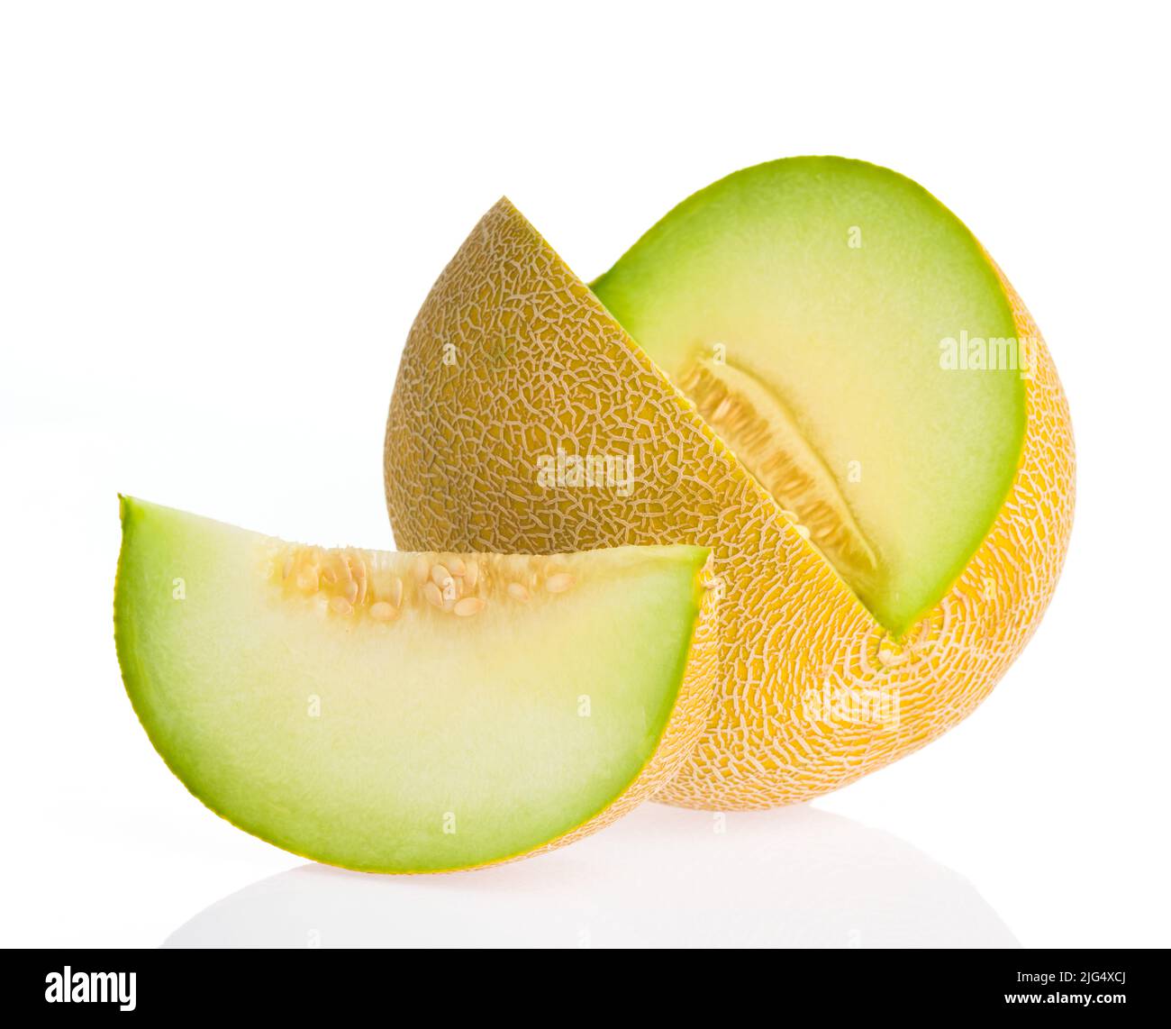 Gelbe Melone mit Samen isoliert auf weißem Hintergrund. Melone ganz und in Scheiben schneiden Stockfoto