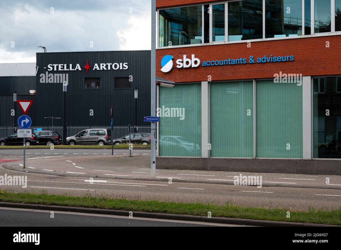 Leuven, Flämische Brabant Region, Belgien - 07 01 2022 - Fassaden der Stella Artois Biergesellschaft und Buchhalter Büros Stockfoto