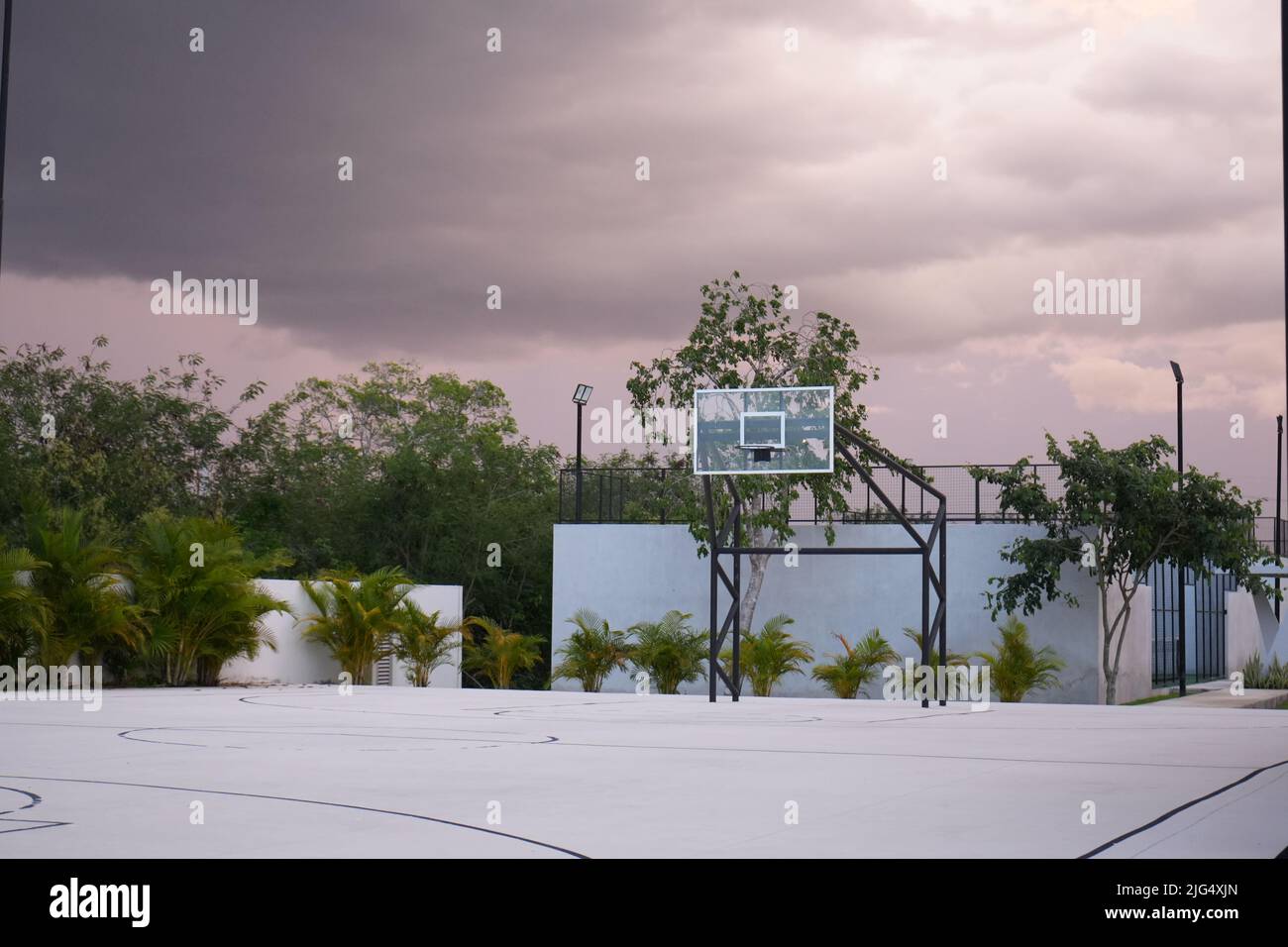 Der rosa Himmel von Yucatan. Basketballplatz in Wohngebiet Stockfoto