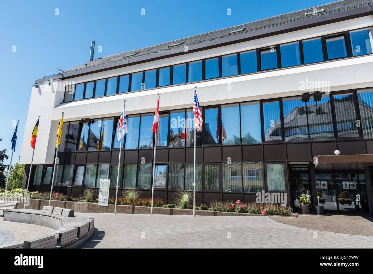 Sankt Vith, Belgien, 07 30 2020 - Zeitgenössische Fassade des Rathauses des Dorfes Stockfoto
