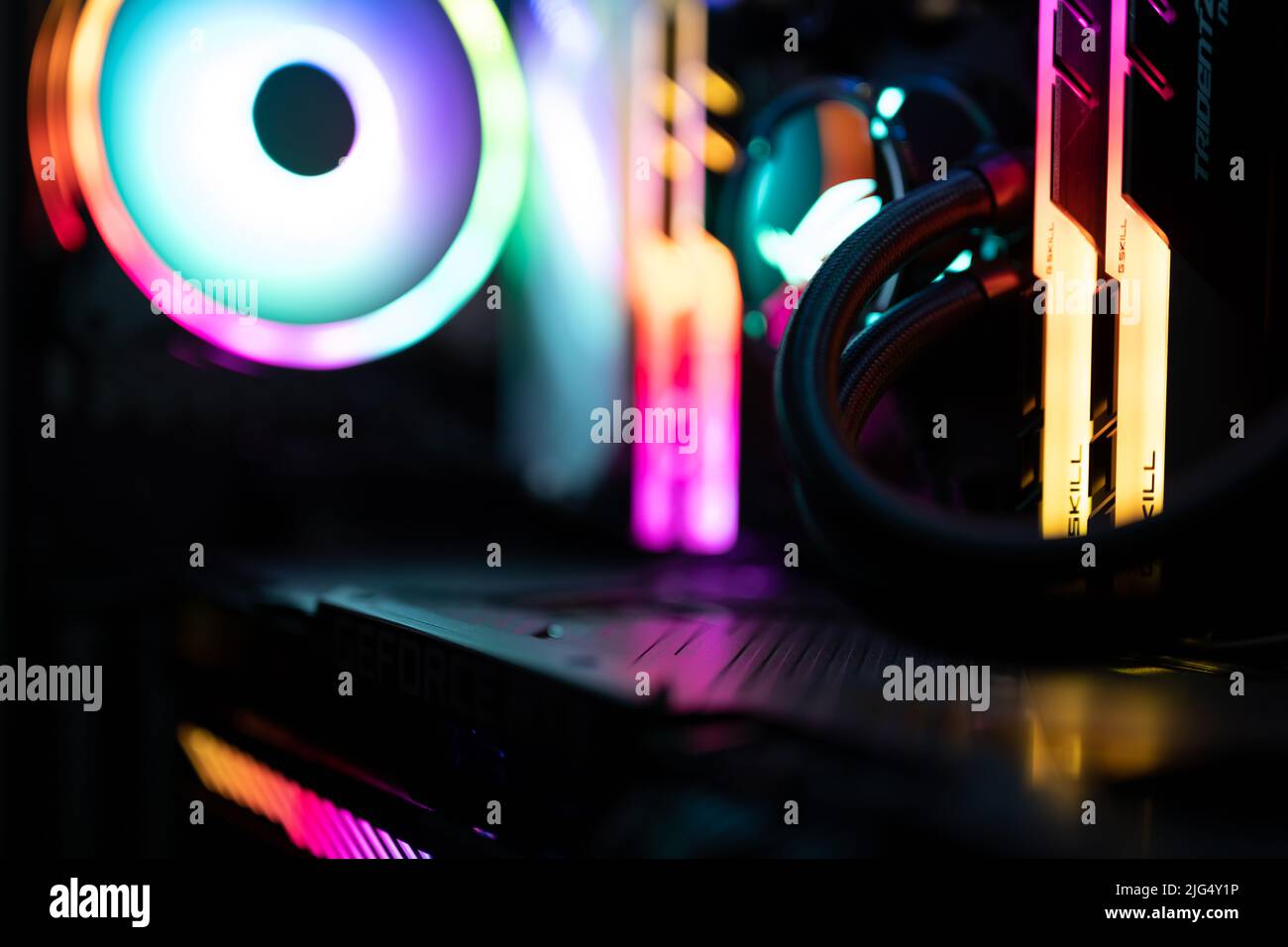 Ein High-End-Gaming-Computer ist mit Regenbogenfarben beleuchtet. Alle Hardwarekomponenten leuchten in verschiedenen Farben. Stockfoto