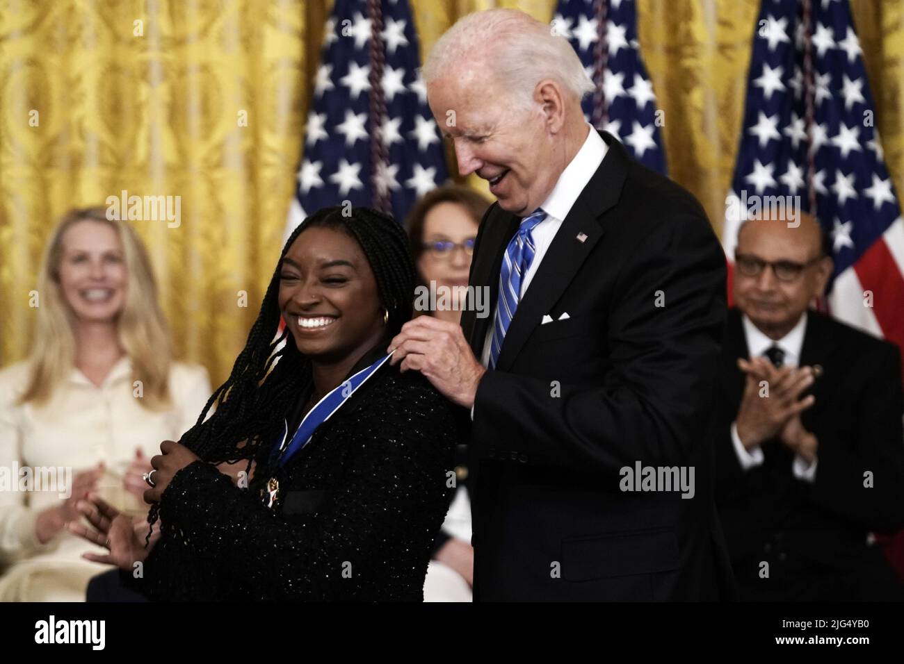 Washington, Usa. 07.. Juli 2022. US-Präsident Joe Biden verleiht Simone Biles, der am meisten dekorierten amerikanischen Turnerin der Geschichte, und 16 weiteren Empfängern am Donnerstag, dem 7. Juli 2022, im East Room des Weißen Hauses in Washington, DC, die Präsidentenmedaille für die Freiheit. Foto von Ken Cedeno/UPI Credit: UPI/Alamy Live News Stockfoto