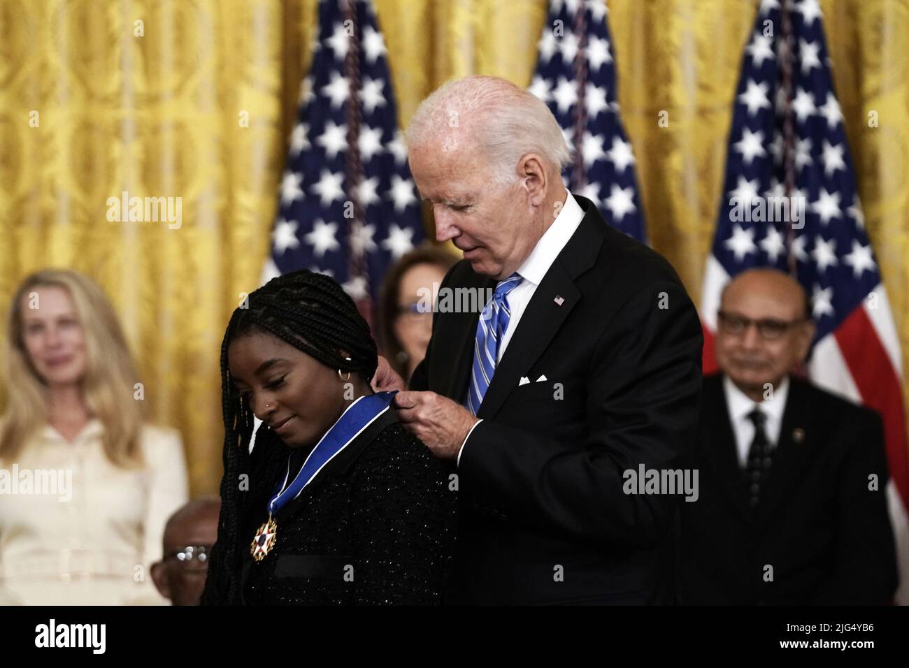 Washington, Usa. 07.. Juli 2022. US-Präsident Joe Biden verleiht Simone Biles, der am meisten dekorierten amerikanischen Turnerin der Geschichte, und 16 weiteren Empfängern am Donnerstag, dem 7. Juli 2022, im East Room des Weißen Hauses in Washington, DC, die Präsidentenmedaille für die Freiheit. Foto von Ken Cedeno/UPI Credit: UPI/Alamy Live News Stockfoto