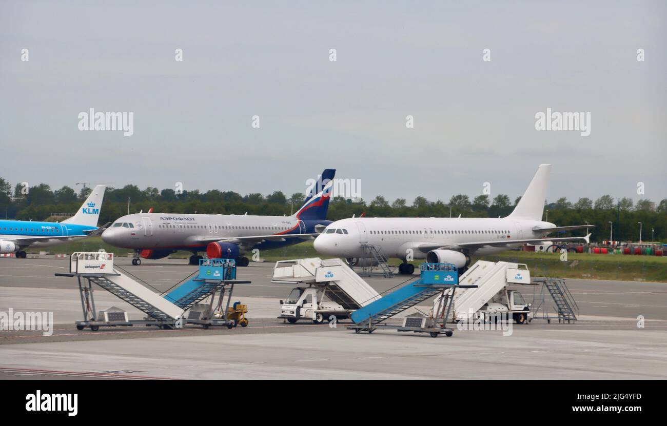 Aeroflot- und KLM-Flugzeuge auf Asphalt am Flughafen Schiphol Amsterdam am 30. 2022. Juni Stockfoto