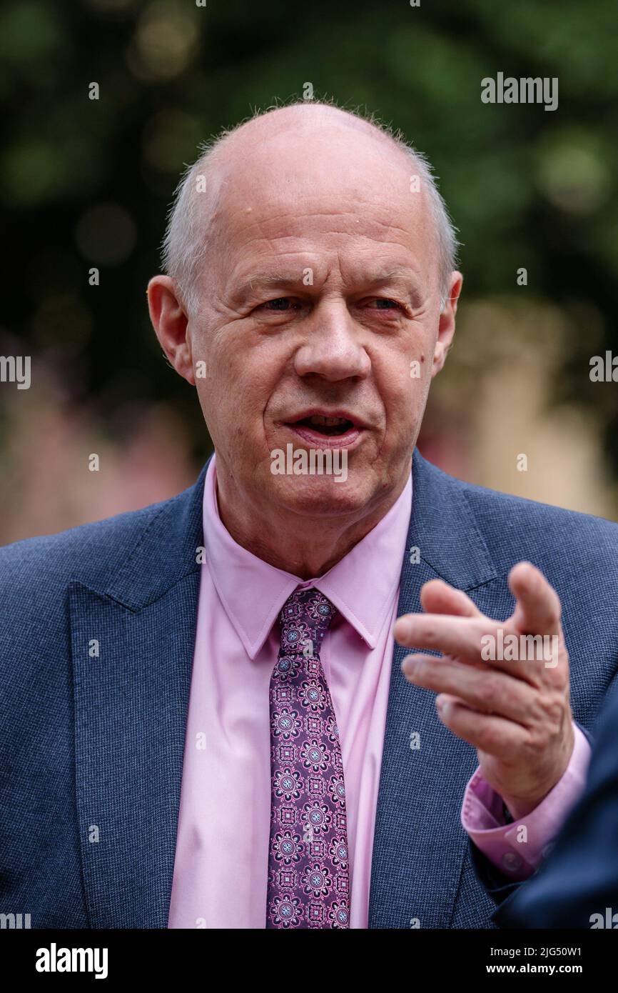 College Green, London, Großbritannien. 7.. Juli 2022. Der konservative Politiker Damian Green spricht in der Presse über College Green nach dem Rücktritt des Tory-Premierministers Boris Johnson. Amanda Rose/Alamy Live News Stockfoto