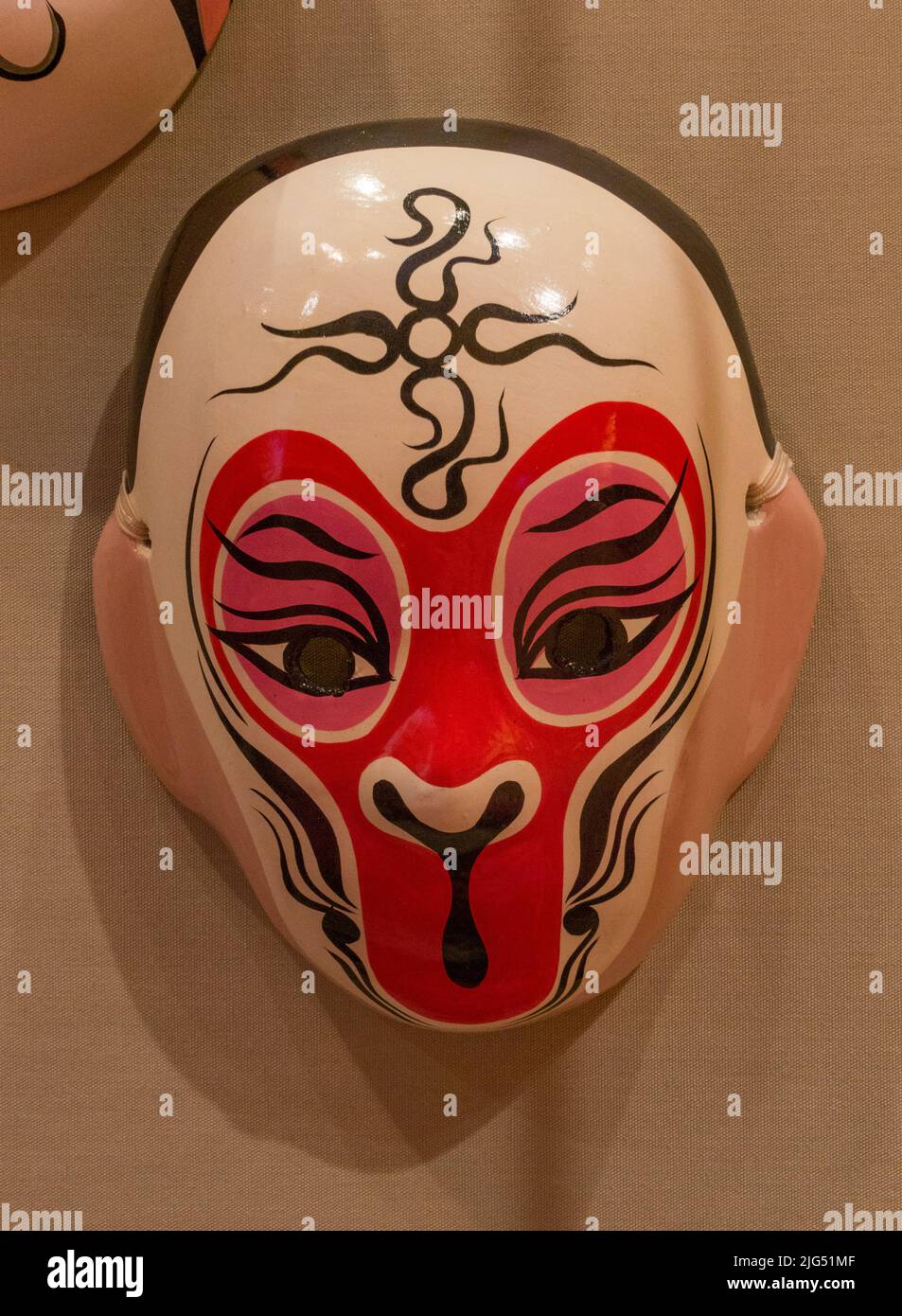 Eine moderne Kinderaffen-Maske (c 2008), die in Großbritannien ausgestellt ist. Stockfoto