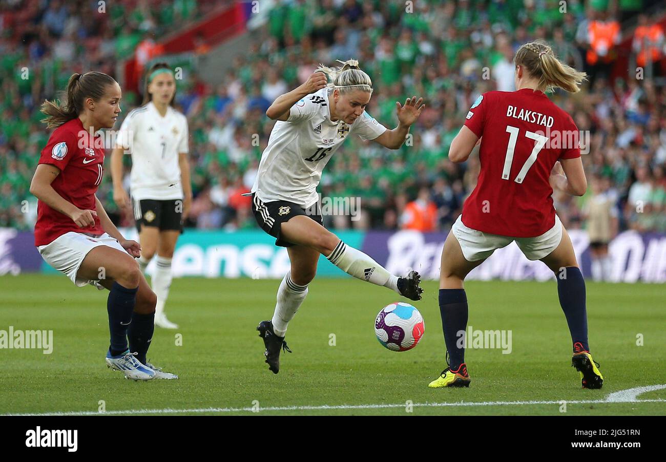 Die nordirische Nadene Caldwell (Mitte) tritt gegen die Norwegerin Julie Blakstad (rechts) und Guro Reiten während des UEFA Women's Euro 2022 Group A-Spiels im St. Mary's Stadium, Southampton, an. Bilddatum: Donnerstag, 7. Juli 2022. Stockfoto