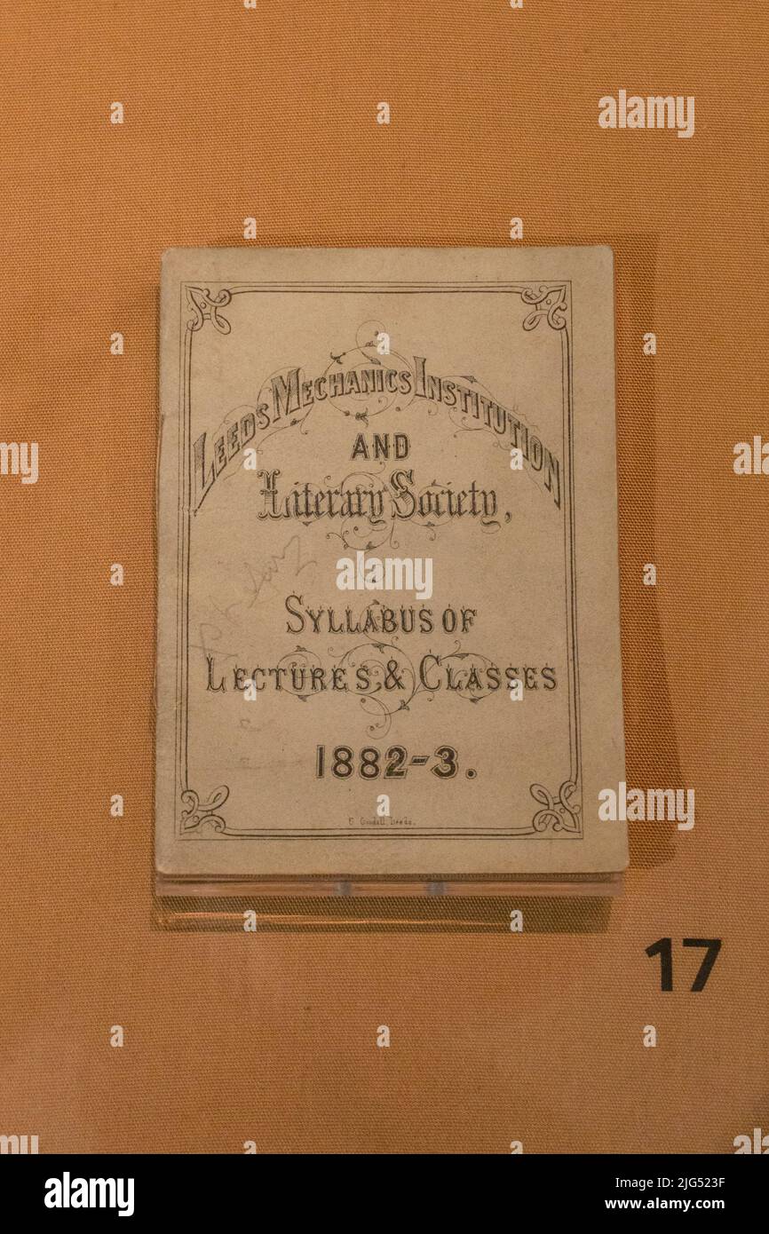 „Syllabus of Lectures & Classes 1882-3“ der Leeds Mechanics Institution and Literary Society, ausgestellt in Großbritannien. Stockfoto