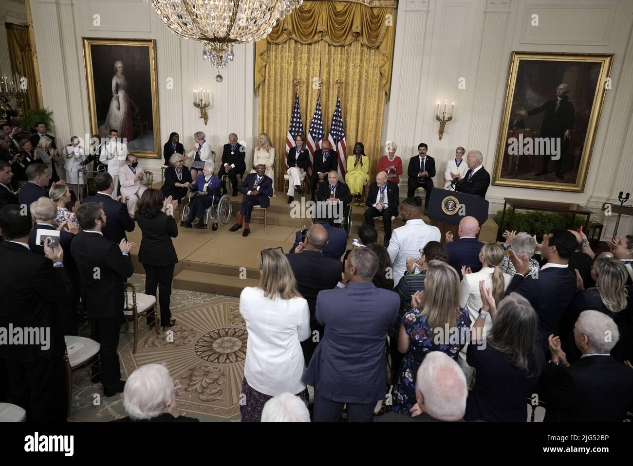 Washington, Usa. 07.. Juli 2022. US-Präsident Joe Biden verleiht am Donnerstag, den 7. Juli 2022, im Ostsaal des Weißen Hauses in Washington, DC, die Präsidentenmedaille der Freiheit an siebzehn Empfänger. Foto von Ken Cedeno/UPI Credit: UPI/Alamy Live News Stockfoto