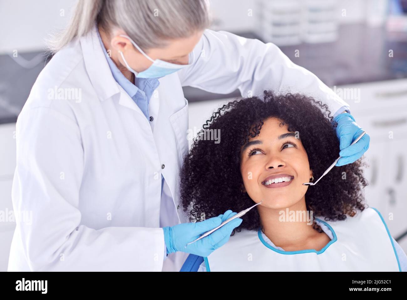 .. Aufnahme einer jungen Patientin, die ihre Zähne beim Zahnarzt untersuchen ließ. Stockfoto