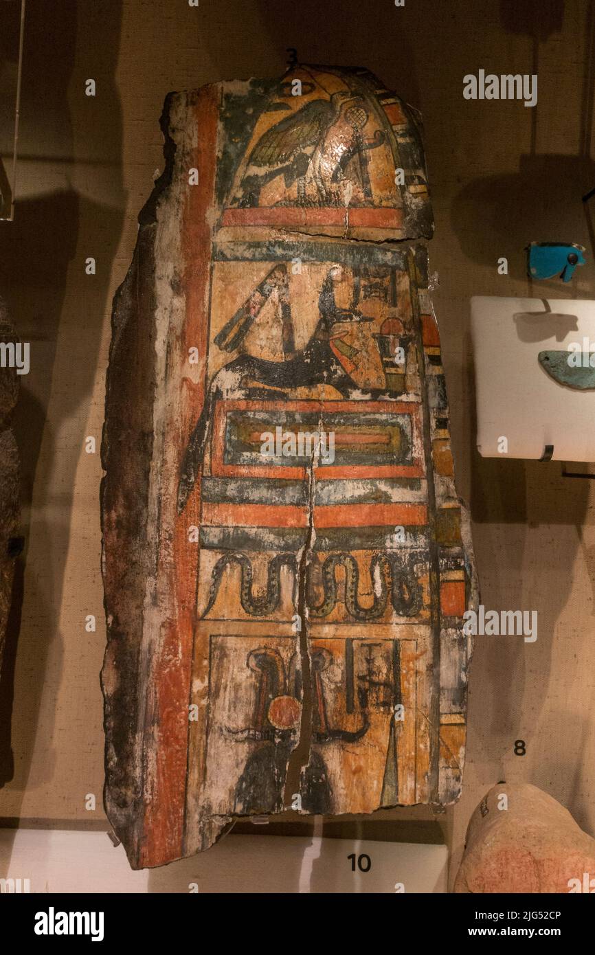 Cartonnage, ein bemaltes, verputztes Leinen aus einem ägyptischen Sarg, das in Großbritannien ausgestellt ist. Stockfoto