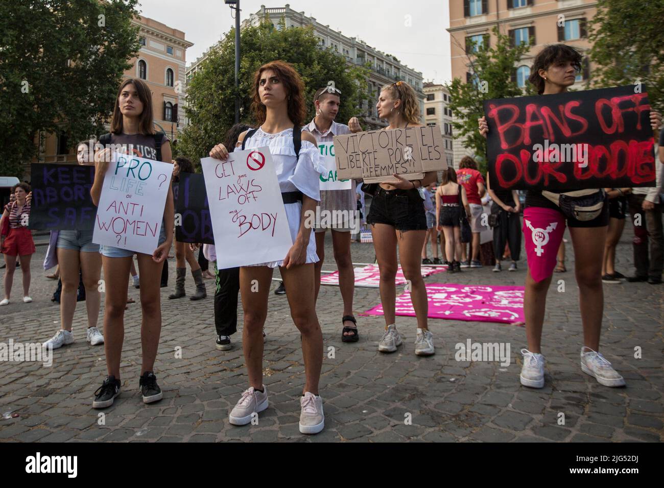 Rom, Italien. 07.. Juli 2022. Für Abtreibung hielten Feministinnen, LGBTQUI+ , Aktivisten und Mitglieder der Öffentlichkeit auf der Piazza Dell’Esquilino in Rom eine Demo ab, um gegen das Urteil des Obersten Gerichtshofs der USA zu protestieren, das am 24. Juni Roe gegen Wade niederschlug, das das Recht garantierte, eine Schwangerschaft / ein Recht auf Abtreibung zu beenden. Stockfoto