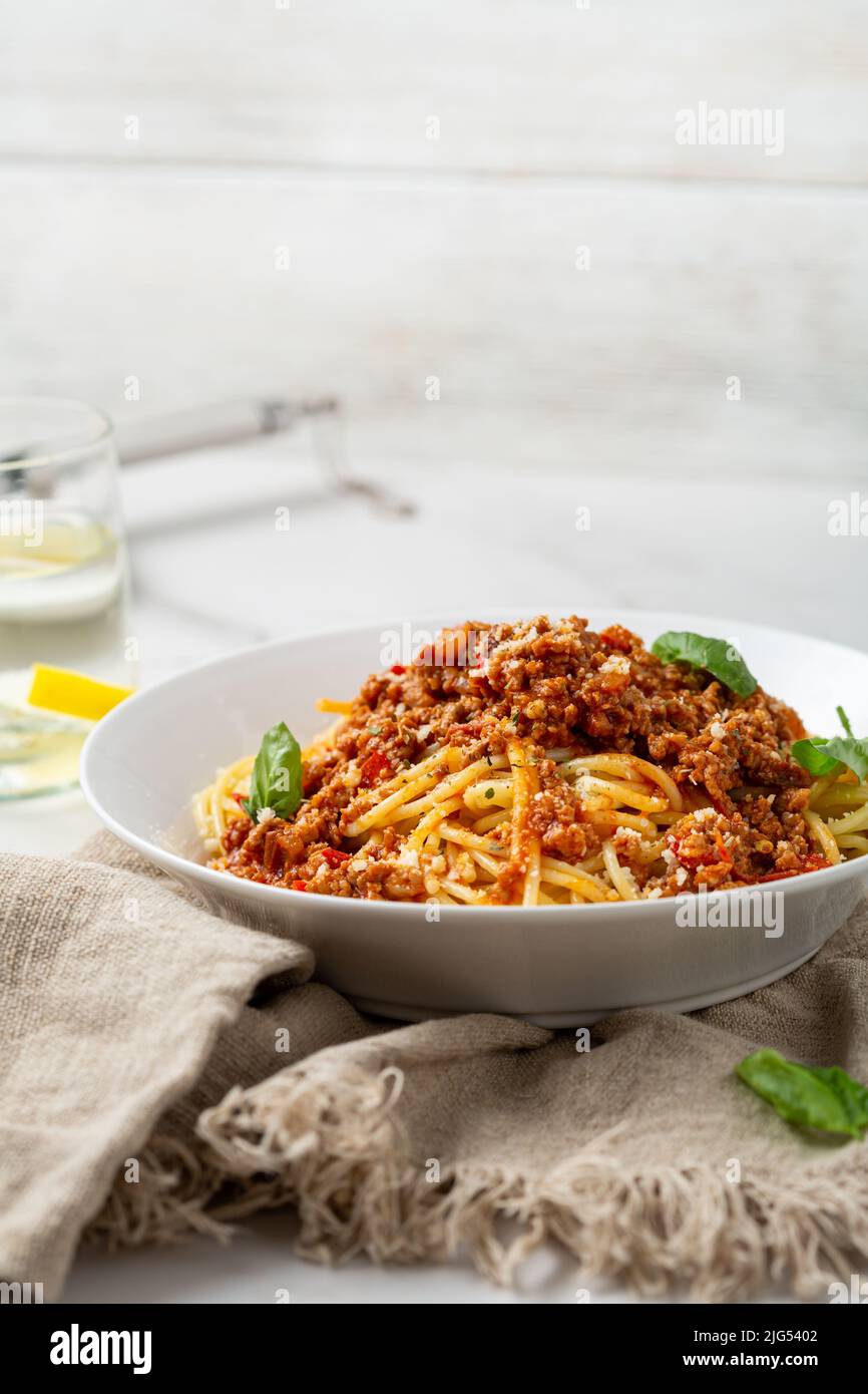 Pasta Spaghetti mit Fleisch Bolognese Sauce auf hellem Tisch Lebensmittel Kopie Platz Stockfoto