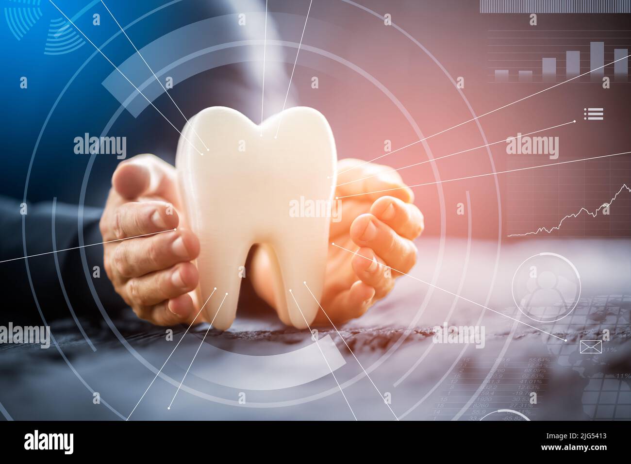 Man schützende Hand gesund Hygienische weißen Zahn auf reflektierende Tabelle Stockfoto