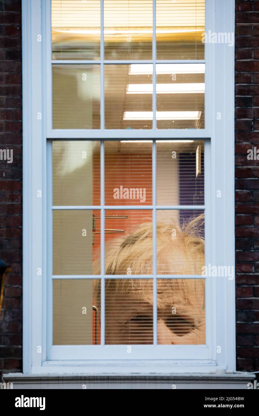 Hauptquartier der konservativen Partei, London, Großbritannien. 7.. Juli 2022. An dem Tag, an dem der britische Premierminister Boris Johnson seinen Rücktritt ankündigt, ist noch immer ein riesiger Gesichtsausdruck durch das Fenster eines Büros im Hauptquartier der Konservativen Partei in Westminster zu sehen. Amanda Rose/Alamy Live News Stockfoto