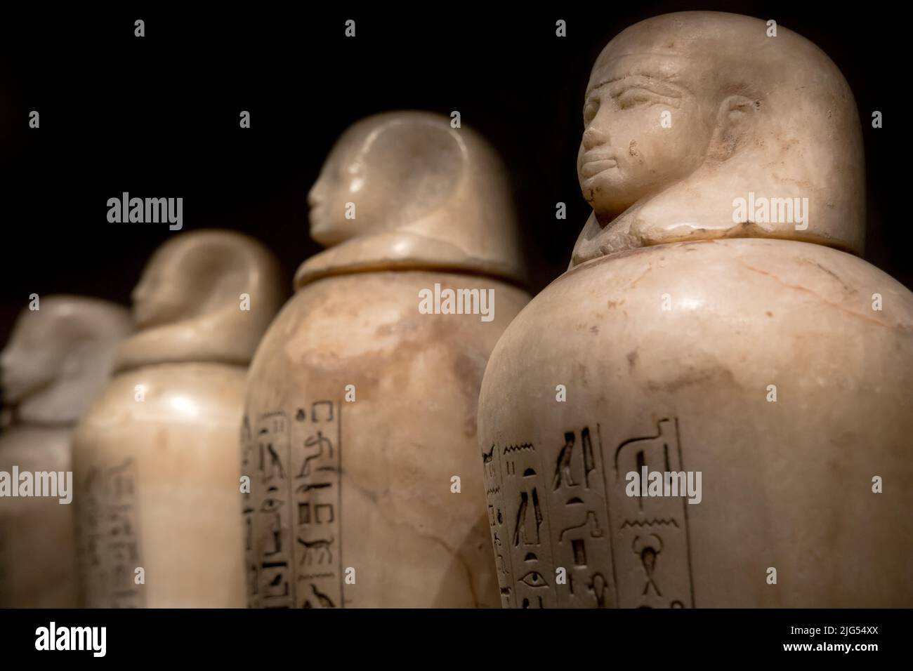 Leiden, Niederlande - 26. JAN 2019: Nahaufnahme von Kanopiegefäßen aus dem alten Ägypten für Orgeln. Gläser mit menschlichem Kopf. Stockfoto