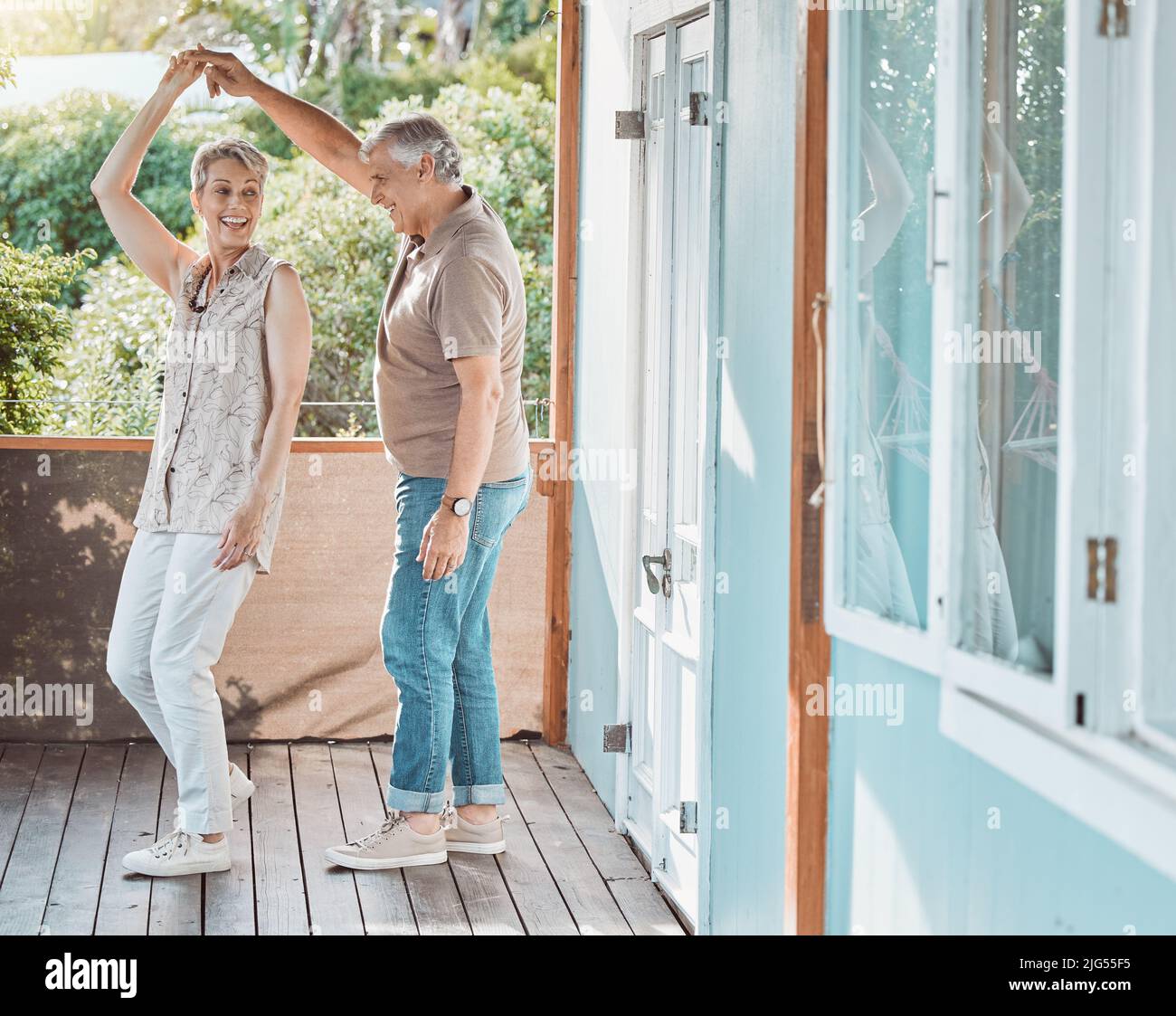 Er gibt mir das Gefühl, die einzige Frau auf der Welt zu sein. Aufnahme eines reifen Paares, das draußen tanzt. Stockfoto