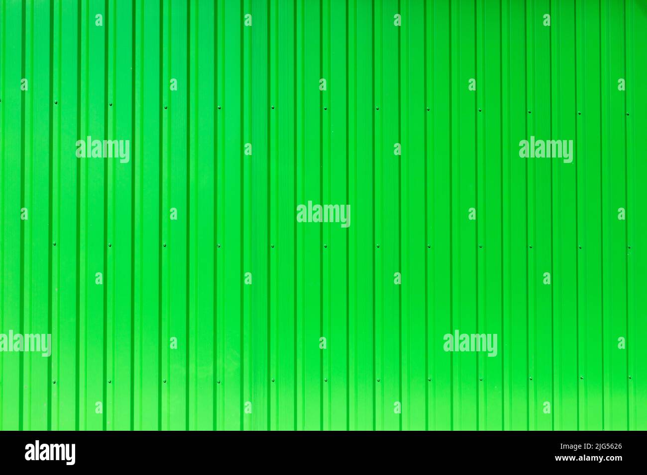 Die grüne Wand ist aus Metall. Struktur des Gebäudes. Helle Oberfläche. Technische Struktur. Stockfoto