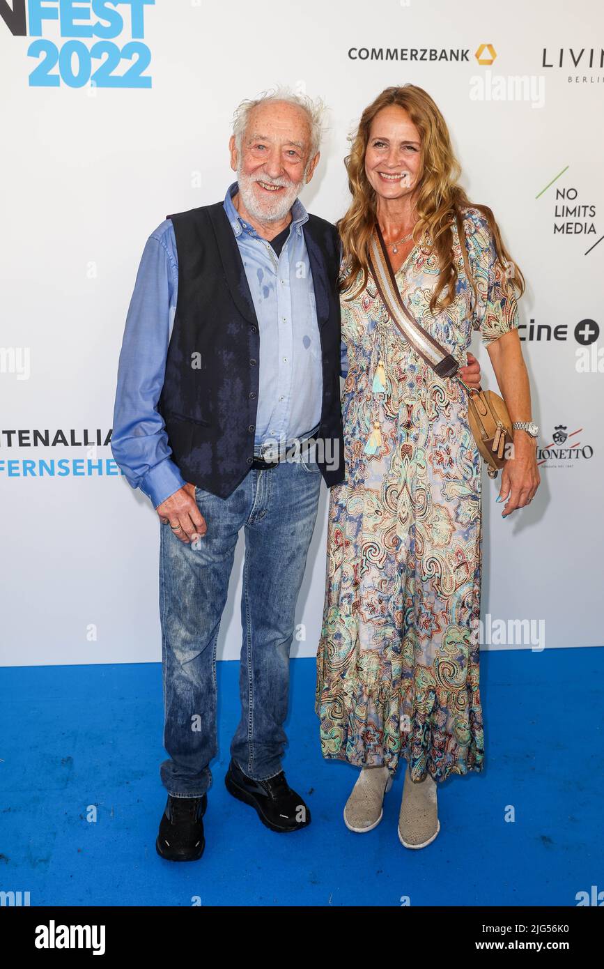 Berlin, Deutschland. 07.. Juli 2022. Dieter Hallervorden und Frau Christiane Zander kommen zum Sommerfest der deutschen Film- und Fernsehindustrie - Produzentenfest im Tipi am Kanzleramt. Quelle: Gerald Matzka/dpa/Alamy Live News Stockfoto