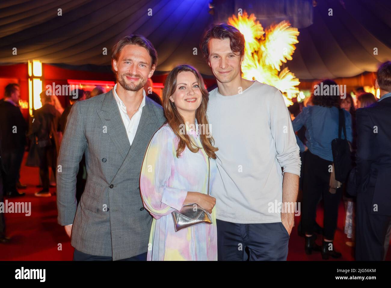 Berlin, Deutschland. 07.. Juli 2022. August Wittgenstein (l-r), Alice Dwyer und Sabin Tambrea kommen zur Party für das Sommerfest der deutschen Film- und Fernsehindustrie - das Produzentenfest im Tipi am Kanzleramt. Quelle: Gerald Matzka/dpa/Alamy Live News Stockfoto