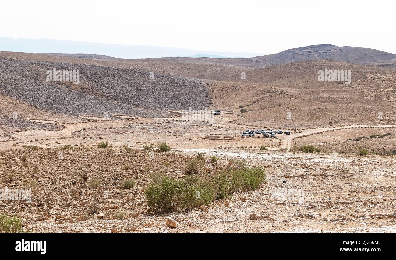 Scorpion Wadi Campingplatz und Parkplatz in der kargen Negev-Wüste in der Nähe des Hamakhtesh Haqatan kleinen Erosionskrater in Israel mit einem trüben Himmel Hintergrund Stockfoto