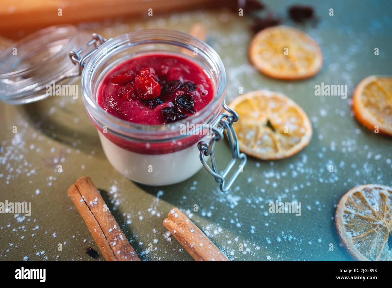 Nahaufnahme von Beere Panna Cotta Dessert mit Kirschsauce im Glas auf dem Tisch Stockfoto