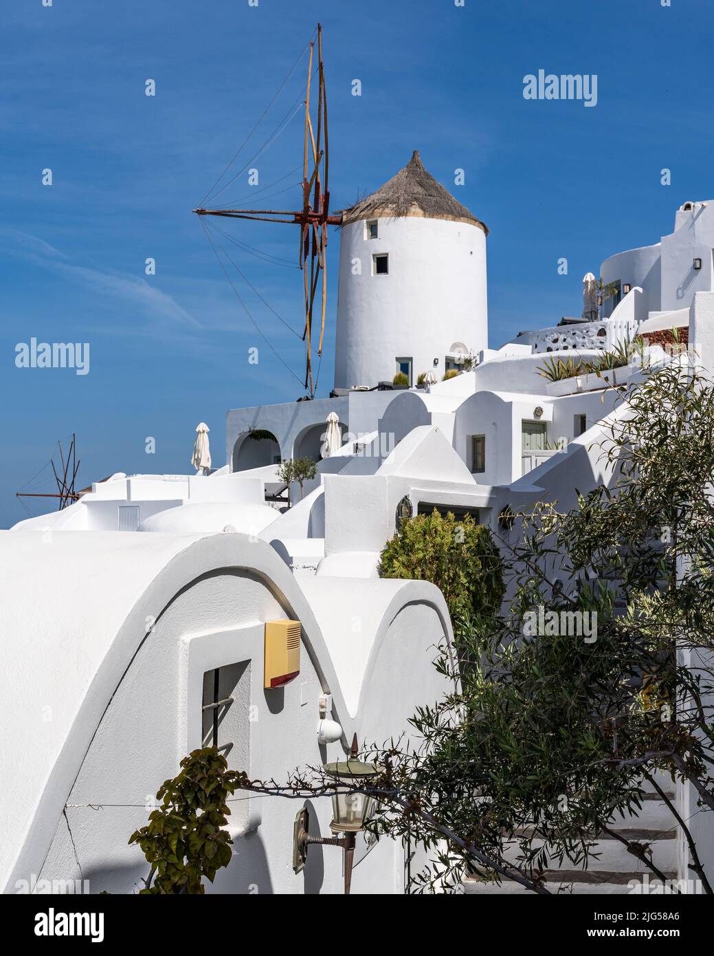 Ikonische weiße Windmühle im Dorf Oia, Santorini, Griechenland Stockfoto