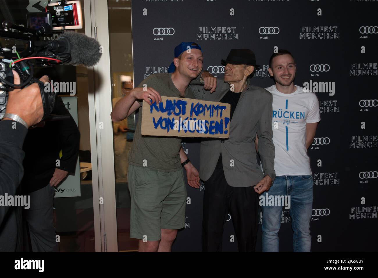 München, 7. Juli 2022, Regisseur Klaus Lemke mit Fans vor der Premiere eines Films CHAMPAGNER FÜR DIE AUGEN - GIF FÜR DEN REST im City Kino während des 39. Filmfest München Stockfoto
